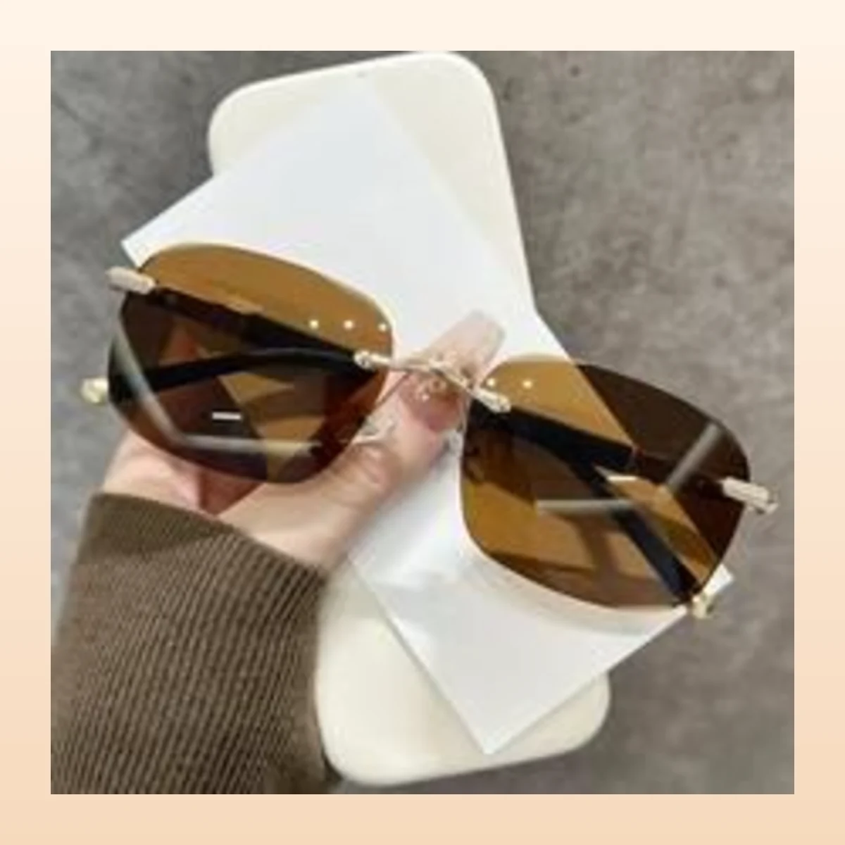 Lunettes de soleil de forme irrégulière