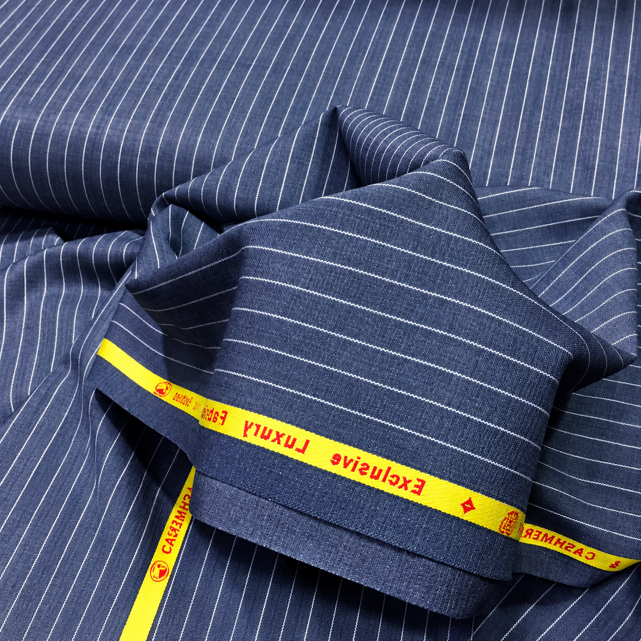 Tissu rayé bleu marine avec liseré jaune