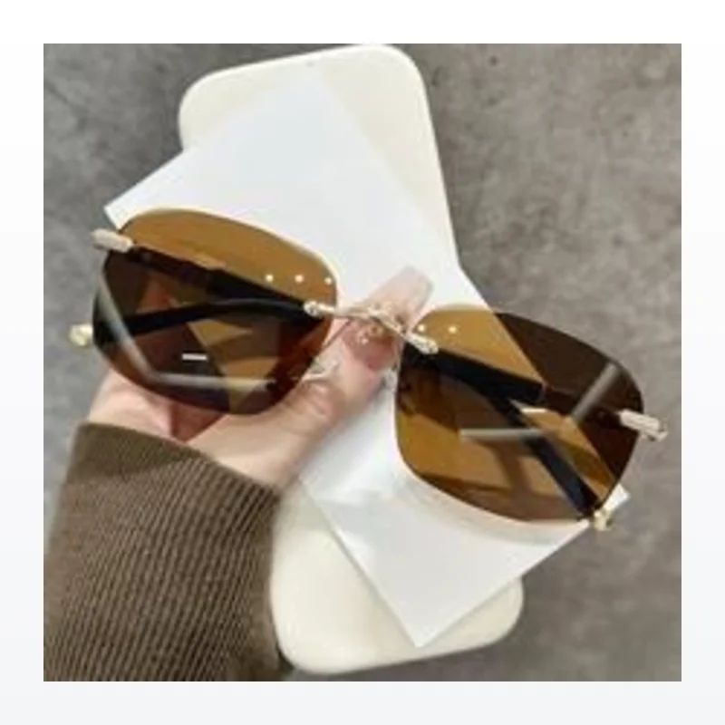 Lunettes de soleil de forme irrégulière